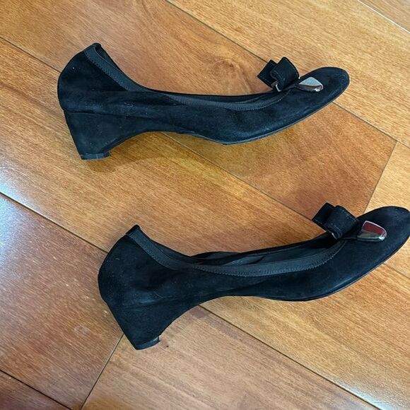 Stuart Weitzman Black Suede bow Low Heel Pumps Size 9.5 - Picture 7 of 9